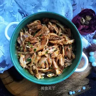 Spicy hands tore chickens