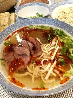 Wing-nam beef soup with onion cakes