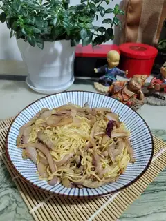 Onion beef noodles