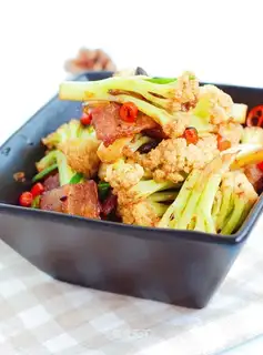 A pot of casserole
