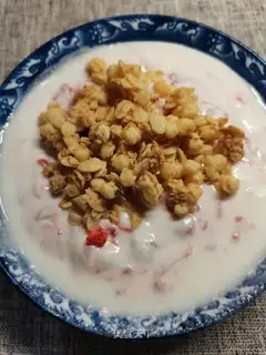Strawberry apple sauce, yogurt