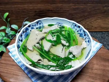 Blue radish meat soup