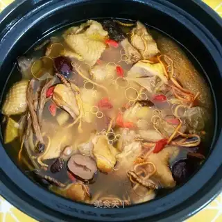 Wild fungus chicken stew