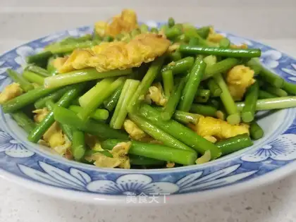 Garlic fried duck eggs