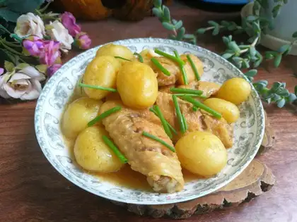 Chicken wings and potatoes