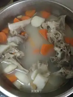 A pig's skull with a red radish gravy