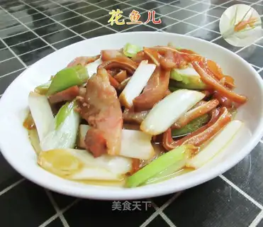 Onion fried pig ears