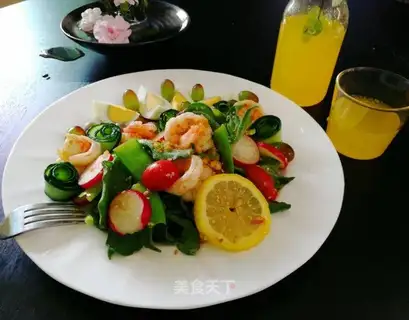 Light-food vegetable and fruit shrimp salad