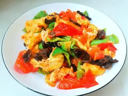 Mocked eggs with tomatoes