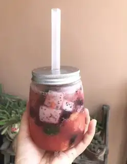Hand-to-hand fruit tea
