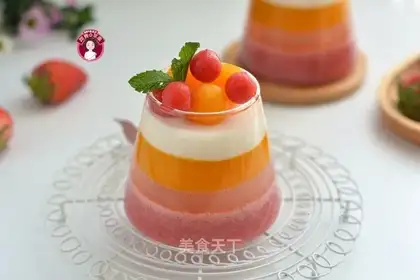 Strawberry mango tea and cream cups