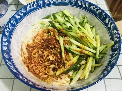The cucumber's oily spicy noodles