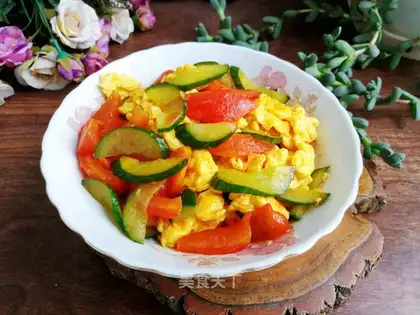 Tomato cucumber fried eggs