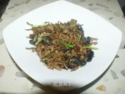 Tea mushrooms with meat and sea cucumber