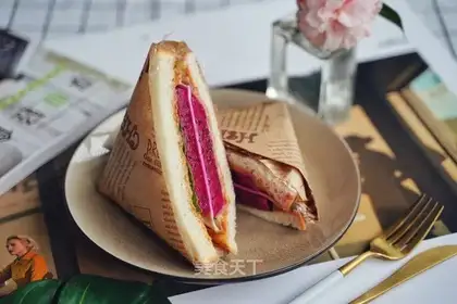 A meat-sweet sandwich