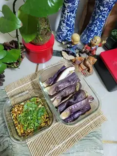 Steamed purple eggplant
