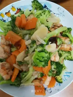 The shrimp meets the broccoli