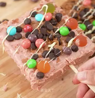 Kids' creative chocolate lid frost toast