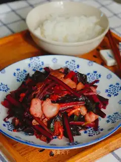 Red beet leaves, fried meat