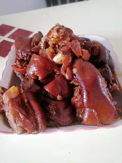 Red burning of pigs' feet