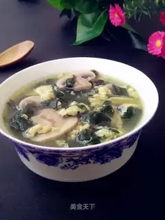 Snack of spinach egg soup