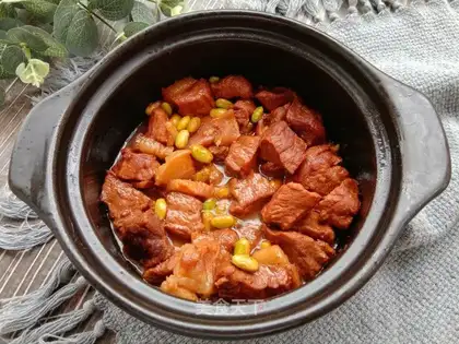 A casserole, soy and pork