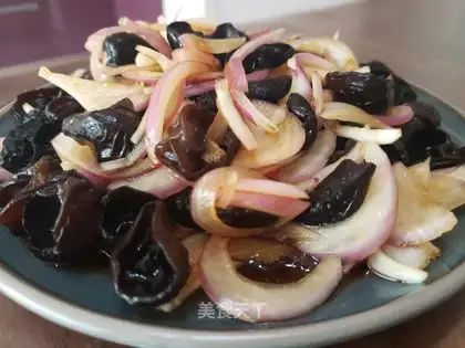 Onions mixed with black wood