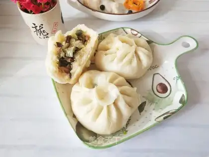 Round cabbage, pork buns