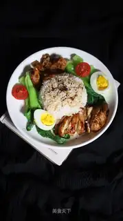 Red roasted chicken leg and lid