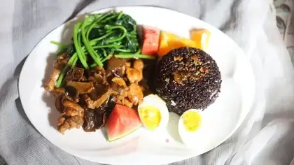 ♪ Wood, red, chicken, rice ♪