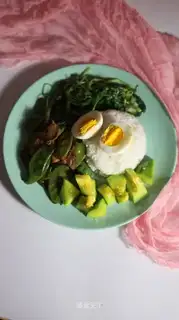 The lentils are fried with meat