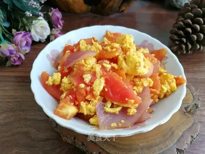 Tomato onion fried goose eggs