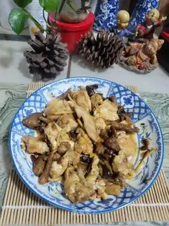 Soybeans, mushroom steam chicken