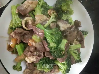 The broccoli scratches the heart of a pig