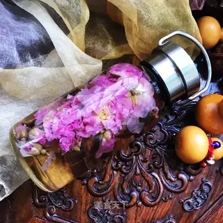 Rose-covered tea