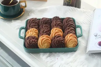 Double-coloured crackers