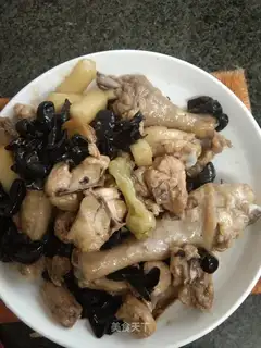 The chicken leg boils its ears