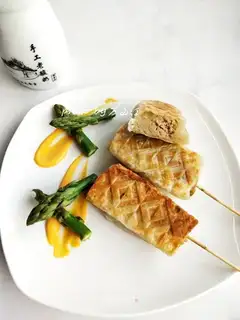 Hand-to-hand beef sausage hot dog