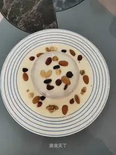 Sour cream for the potato mountain