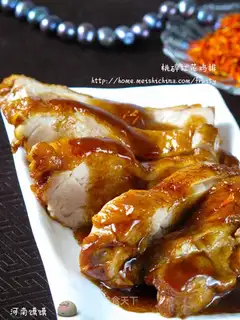 Chicken steak with shredded peach and red flower
