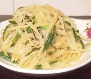 stir-fried shredded potatoes with leeks