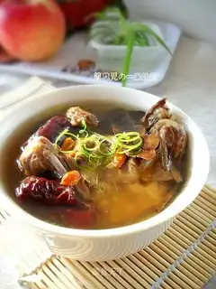 Stewed young pigeon with Ganoderma lucidum and Chinese dates
