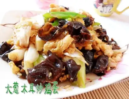 Scrambled eggs with green onions and fungus