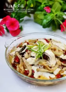 Fish slices with pickled mustard