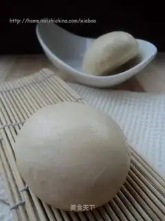 The staple food is white steamed buns