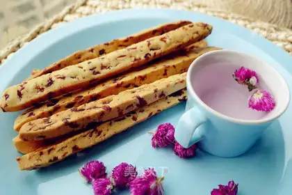 Cranberry cookie sticks