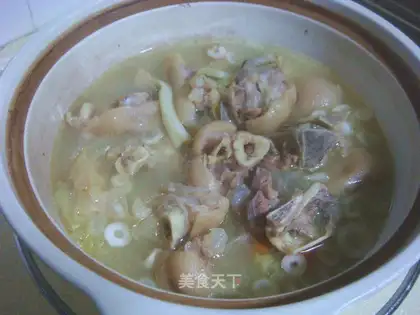 Stewed pork trotters with grass