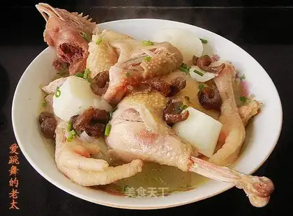 Sea cucumber, yam and grass chicken soup
