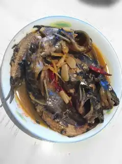 Home-cooked braised yellow bone fish