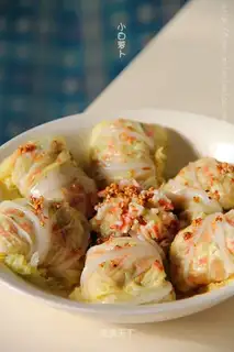 Vegetable bun with tomato and crab paste